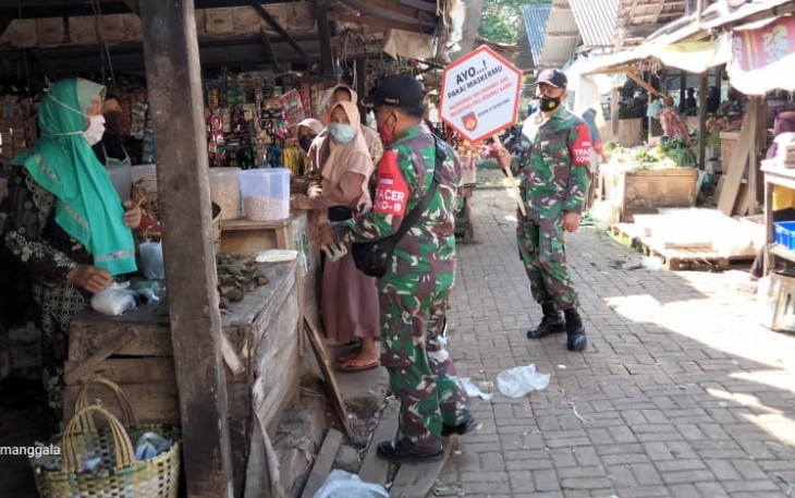 Babinsa koramil 12/Tulis Kodim 0736/Batang, Serka Reni dan beberapa personil lainnya sedang melaksanakan kegiatan memberikan himbauan tentang penerapan protokol kesehatan kepada para pelaku ekonomi di Pasar Tradisional Simbang Desa, Kecamatan Tulis, Kabupaten Batang, pada Jumat (30/4/21)