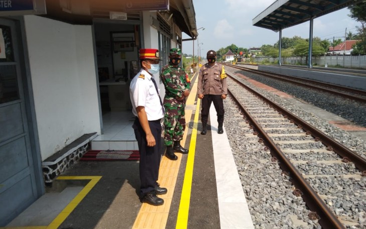 Anggota Koramil 07/Ngrampal dan Bhabinkamtibmas desa Ngarum Bripka Ambar Woko melaksanakan kegiatan Komsos dengan Agus ( Operator Stasiun ).