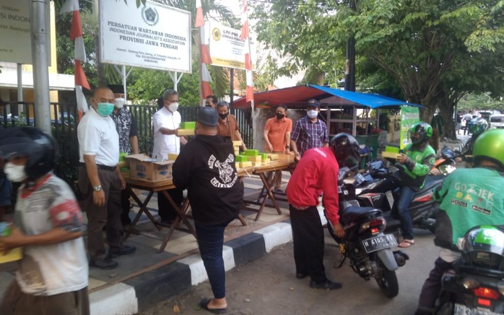PWI Jawa Tengah dan RM Selera Indonesia melakukan bakti sosial dengan membagikan ratusan nasi kotak dan takjil bagi warga di sekitar Gedung Pers, serta pengguna jalan yang melintas di depan Sekretariat PWI Jateng di Jalan Tri Lomba Juang, Semarang, Jumat (30/4/2021).