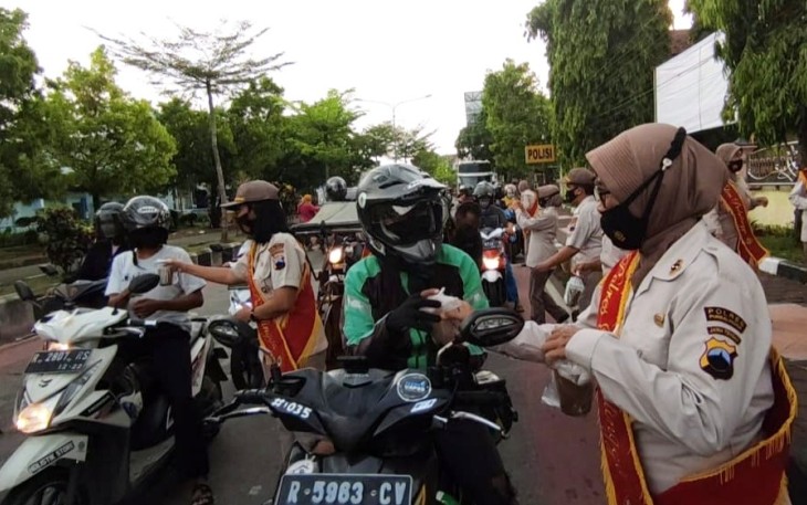 Pegawai Negeri Sipil (PNS) di lingkungan Polres Purbalingga menggelar pembagian takjil untuk pengguna jalan. Kegiatan dilaksanakan di simpang empat patung Jenderal Soedirman Purbalingga, Jumat (30/4/2021) sore.  