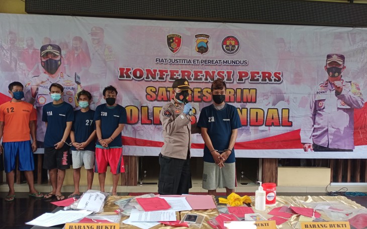 Polres Kendal gelar pers rilis di lobi Mapolres pada hari Rabu, 7/4/2021,