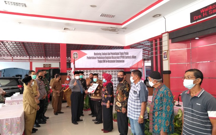 Walikota Santoso Serahkan Hadiah ke Pemenang Lomba Posko PPKM Mikro 