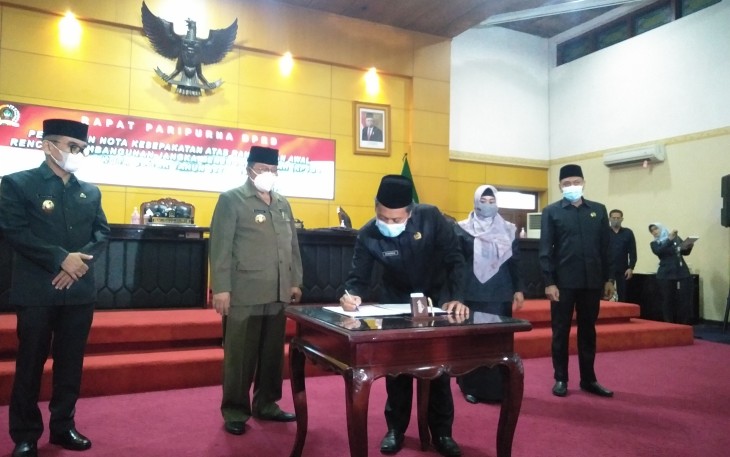 Ketua DPRD Kota Blitar Syahrul Alim Menandatangani Nota Kesepakatan Atas Ranwal RPJMD Tahun 2021-2026 (foto : Faisal NR / Klikwarta.com Blitar) 