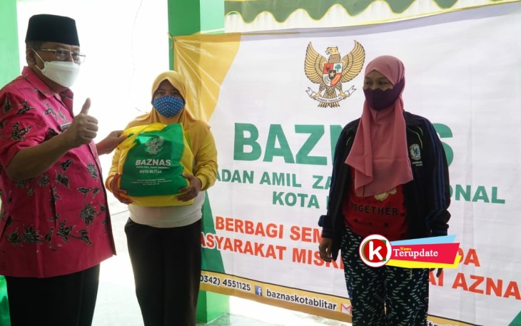 Walikota Santoso Salurkan Zakat Kepada Mustakhiq (foto : Faisal NR / Klikwarta.com Blitar)