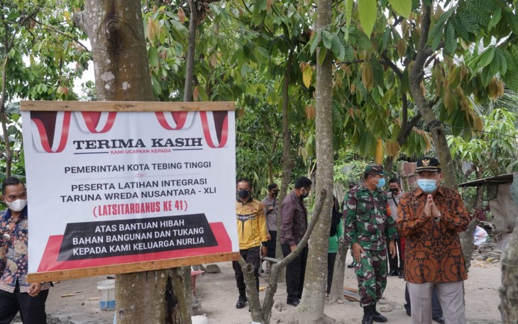 Walikota Tebing Tinggi Tinjau Bedah Rumah Taruna Latsitardanus di Mekar Sentosa