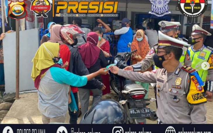  Polres Seluma Bagikan Masker Gratis Sembari Beri Imbauan