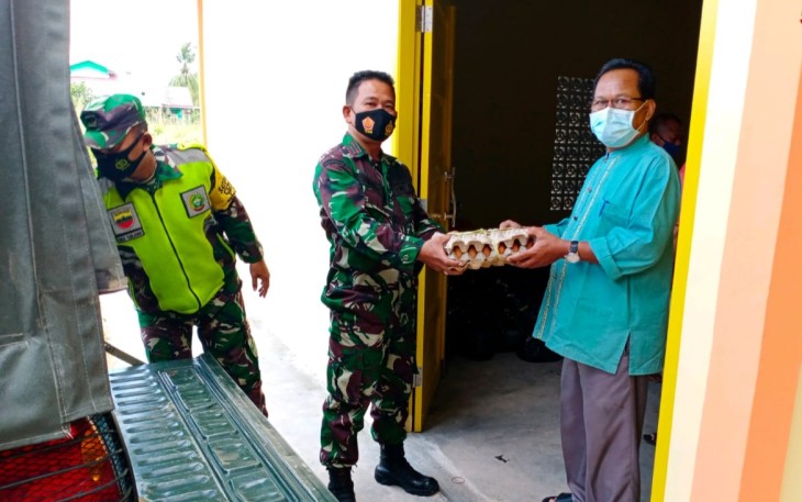 Danramil 02/0315 Bintan Kapten Inf Aswandi Salurkan Bantuan Sembako Kepada 53 KK yang Isolasi Mandiri di Bintan Timur