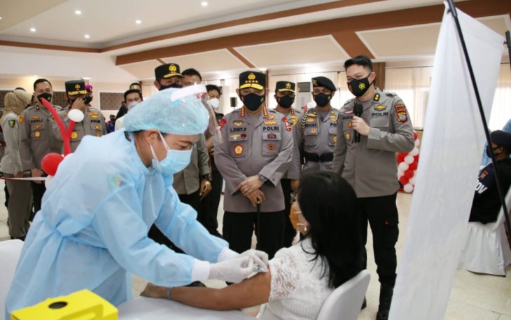 Kapolri Jenderal Polisi Listyo Sigit Prabowo Tinjau Vaksinasi Massal di Manado