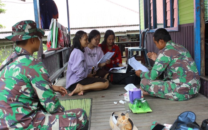 Personel TMMD Bimbing Belajar Online Bagi Pelajar di Desa Kampuri