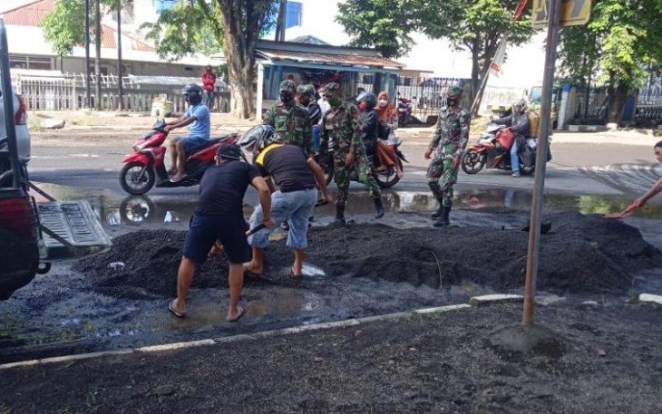 Warga yang Sedang Menerima Sanksi Karena Tidak Mematuhi Protokol Kesehatan Covid-19