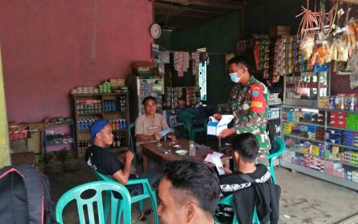 Operasi PPKM, Anggota Koramil Mempawah Hulu Bagikan Masker