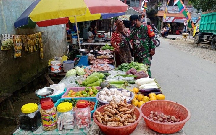 Babinsa Tinjau Harga Sembako di Pasar Pasca Lebaran
