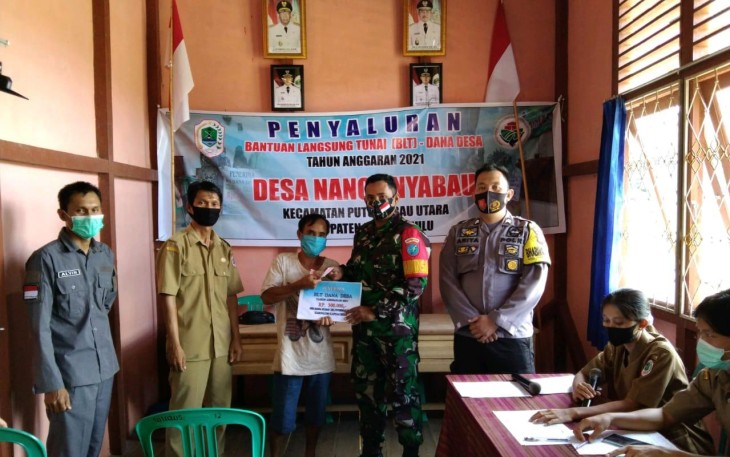 Babinsa Amankan Pembagian BLT DD Di Desa Binaanya