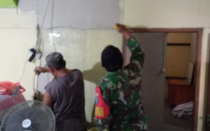 Babinsa Membantu Pengecatan Rumah Warga 