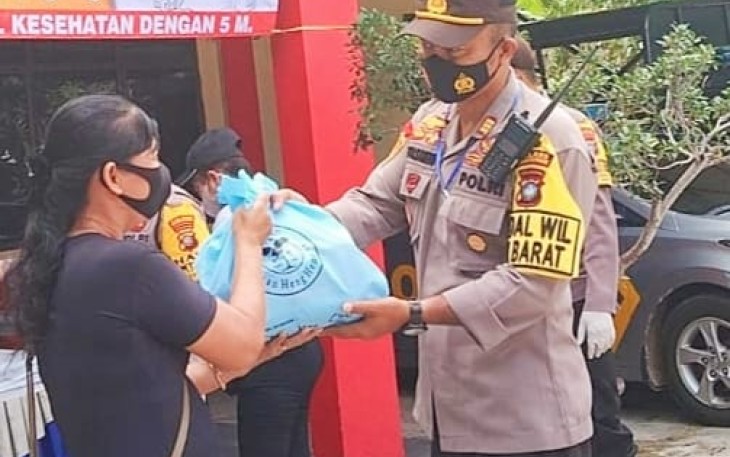 Polsek Tanjung Pinang Barat Bersama Yayasan Heng Heng Sia Bagikan 300 Paket Sembako 