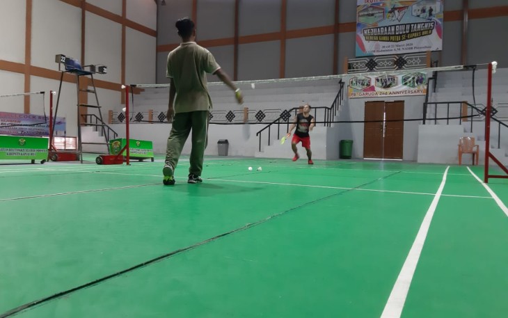 Jalin Kebersamaan, Babinsa Olahraga Bersama Dengan Masyarakat Putussibau Utara