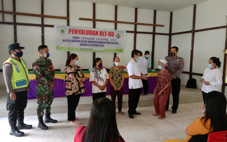 Babinsa Bersama Bhabinkamtibmas, Dampingi Pembagian BLT Dana Desa  