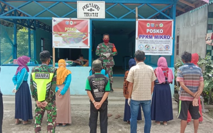 Babinsa Monitoring Posko PPKM Mikro di Desa Binaan