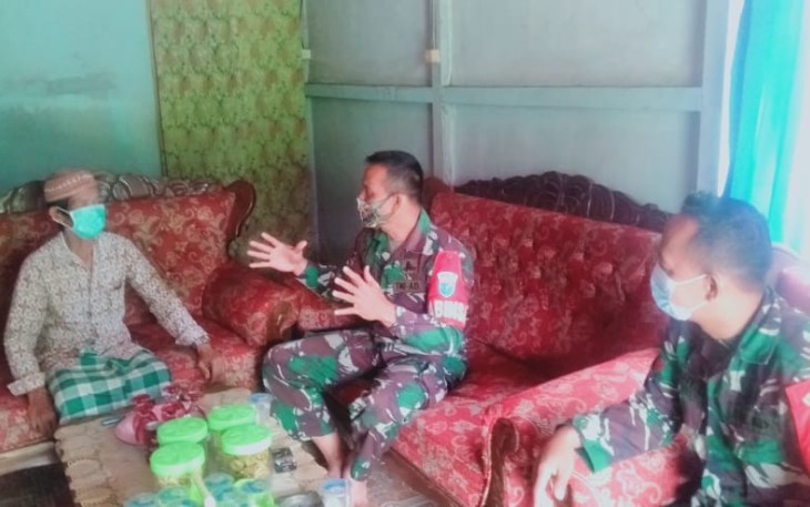 Babinsa Koramil Air Besar Komsos dengan Tokoh Agama