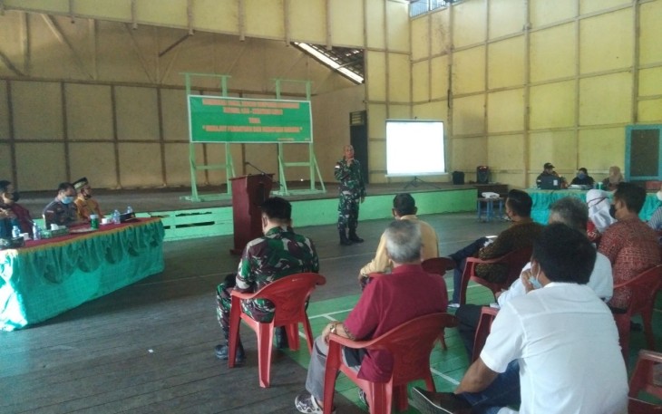 Usung Tema ' Merajut Persatuan dan Kesatuan Bangsa ' Danramil 1206-03/Putussibau Pimpin Komsos Bersama Komponen Masyarakat 