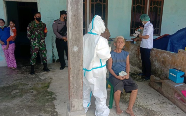 Babinsa Koramil 05/Embaloh Hulu, Kodim 1206/PSB bersama Tim Gugus Tugas Kecamatan Melaksanakan Tracking Keluarga Pasien Terpapar COVID-19
