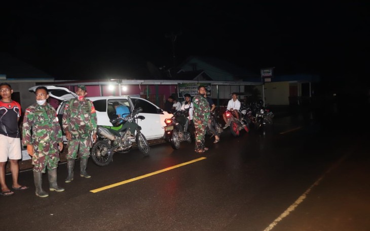 Terdampak Banjir, Pemotor Yang Ingin Melewati Jalan Di Bantu Oleh Personil Kodim 1206/PSB