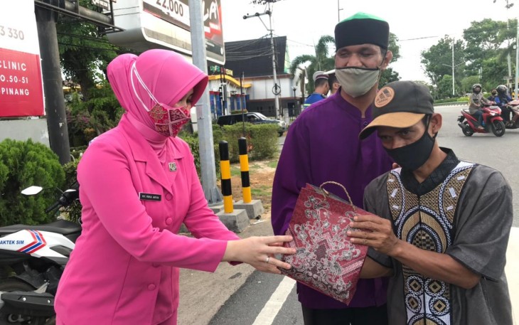 Kapolres Tanjung Pinang dan Bhayangkari Bagikan Takjil 