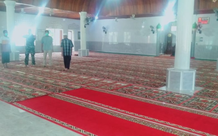 Babinsa Air Besar dan Warga Gotong Royong Bersihkan Masjid