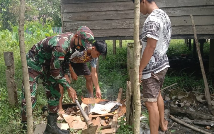 Babinsa Koramil 1206-01/Embaloh Bantu Bersihkan asrama Putra