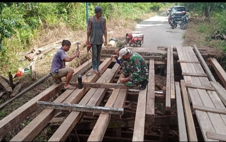 BABINSA KORAMIL 05/EMBALOH HULU BANTU WARGA BUAT JEMBATAN DARURAT