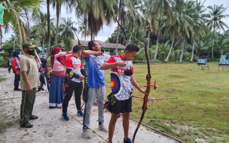 Kasdim 1016/Palangka Raya Pimpin Pembinaan Club Panahan P2AC Kalteng