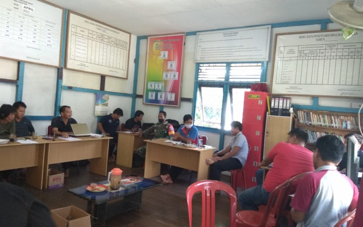 Babinsa Dampingi Pembagian BLT Di Desa Binaannya