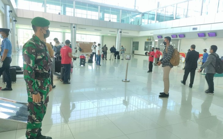 Kodim 1016/Plk Amankan Kedatangan Penumpang di Bandara Tjilik Riwut