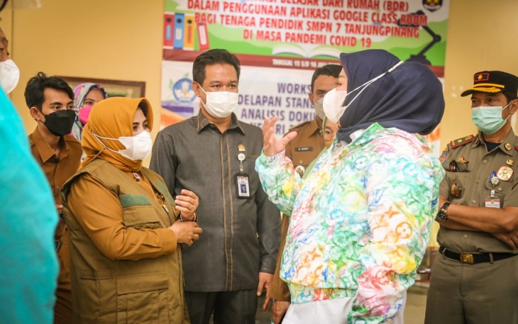 Walikota Tanjung Pinang Bersama Wakil Gubernur Kepri Tinjau Pelaksanaan Vaksinasi Guru
