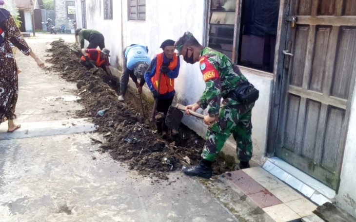 Babinsa Kelurahan Pahandut Gotong Royong Bersihkan Drainase