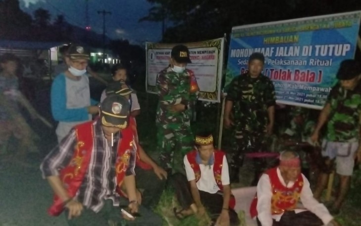 Pastikan Aman dan Lancar, Danramil Toho Pantau Adat Balala