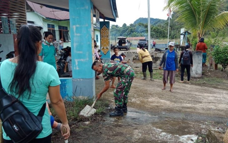 Bersama Warga Babinsa Bantu Bersihakan Kantor Desa 