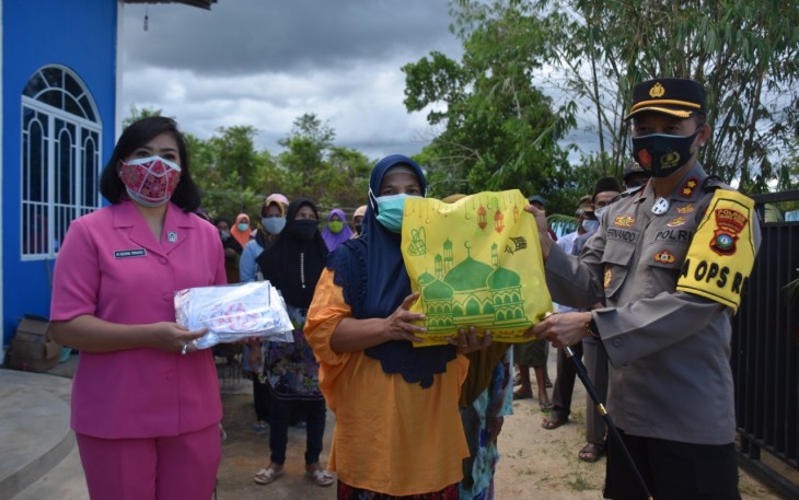 Bakti Sosil Polres Tanjung Pinang Bagikan Sembako Kepada Masyarakat dan Warakauri Polri 