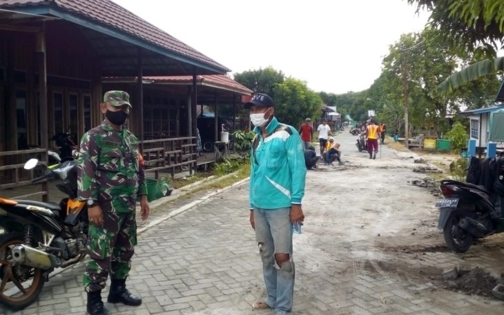 Babinsa Koramil Pahandut Sambangi Warga, Pererat Komsos di Wilayah