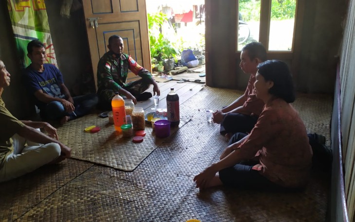 Babinsa  Melakukan Komsos Di Desa Binaannya