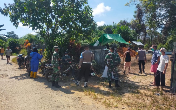 Danramil Toho Lakukan Pengamanan Pemakaman Covid-19