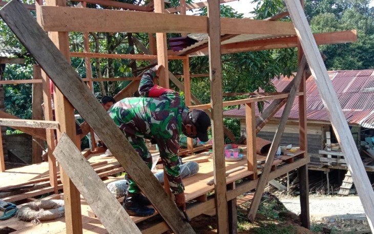 Babinsa Serda Dedi bantu bangun rumah warga