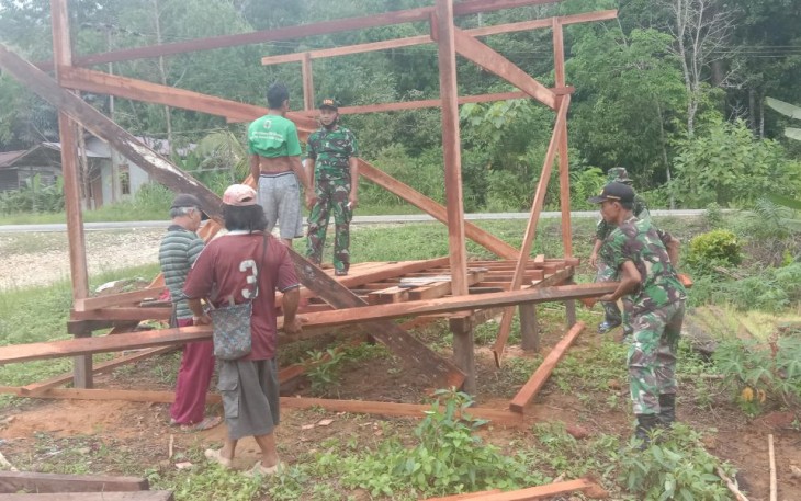 Babinsa 1206-03/Batang Bersama Masyrakat Gotong Royong Pembuatan Pos Kamling Di Desa Sungai Abau 