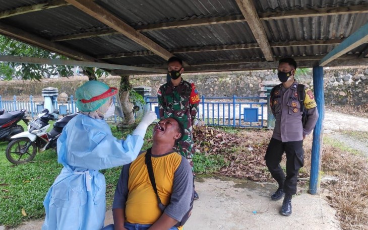 Babinsa Dampingi Tenaga Kesehatan Melakukan Swab Raid Tes Antigen