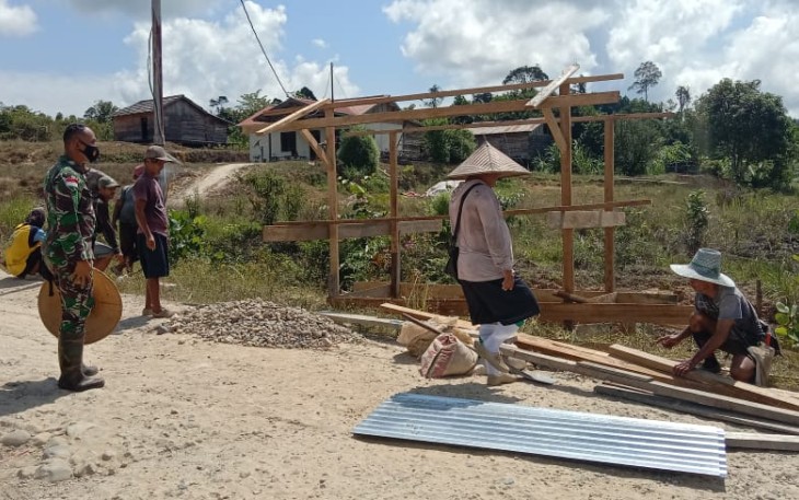Pembuatan Pos Pemeriksaan Covid-19 Oleh Babinsa Di Pelosok Pedalaman Puring Kencana