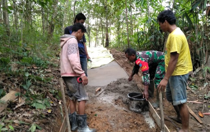 Babinsa Koramil Air Besar Bantu Pembuatan Jalan Rabat Beton