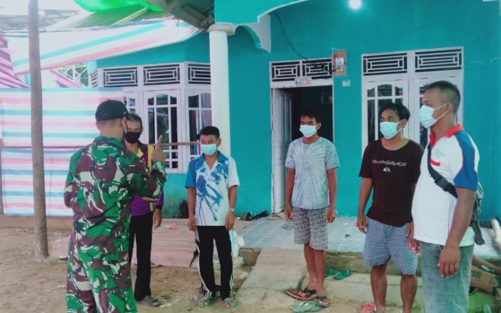 Babinsa Koramil Ngabang Pantau Prokes Acara Resepsi Pernikahan