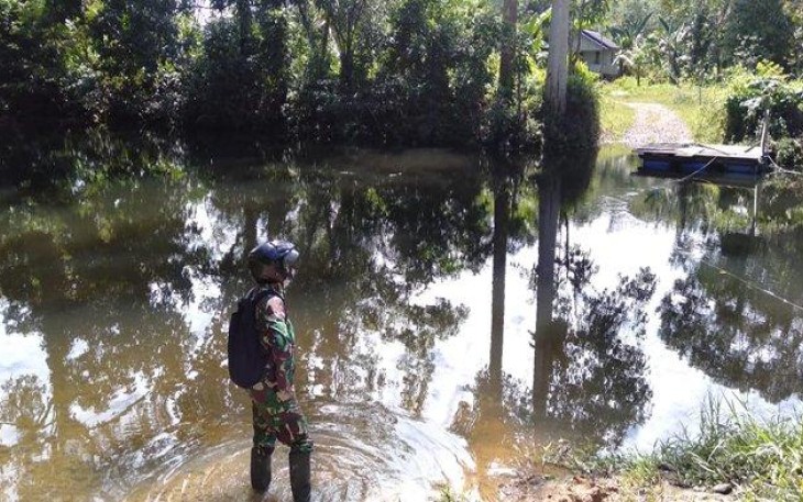 Kondisi Medan Sulit, Babinsa Kalis Tetap Datangi Desa Binaannya