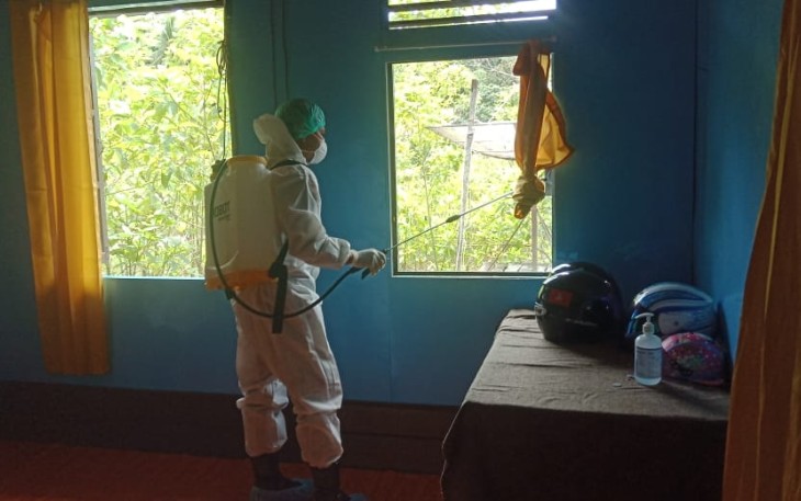 Babinsa Melakukan Penyemprotan Disinfektan Di Rumah Warga