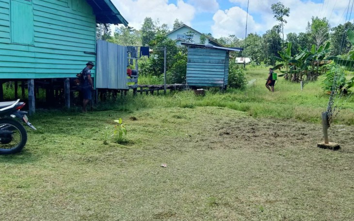 Babinsa Koramil 1206-11/Silat Hilir Bersihkan Halaman Kantor Dan Mesin PLN
